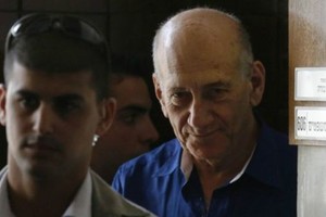 أولمرت رئيس وزراء إسرائيل السابق ينفذ عقوبة سجنه بسبب الرشوة