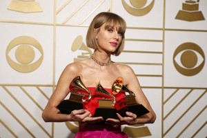 تايلور سويفت وبرونو مارس وإيد شارن يفوزون بجوائز 'غرامي'