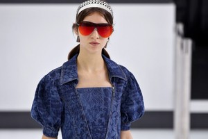 الأزرق الليلي... سيد الألوان هذا الموسم