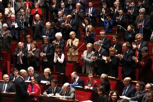 النواب الفرنسيون يصوتون على تمديد حالة الطوارىء بعدما اقره مجلس الشيوخ