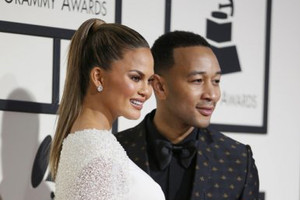 كريسي تايجن تتألق في حفل 'غرامي' بتصميم كويتي