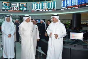 وزير الصناعة يتفقد بورصة البحرين