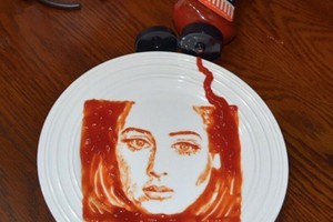 بالصور... فن خارج المألوف بلا ورق أو فرشاة