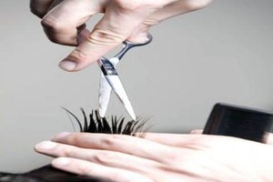 بلدة كندية معزولة بحاجة ماسة إلى حلاق