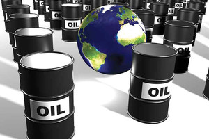 النفط يتجه لإنهاء الأسبوع مرتفعا بعد الحديث عن تجميد الإنتاج