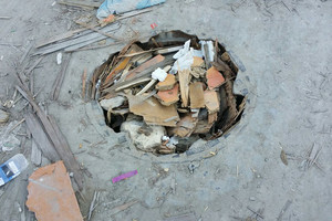 بالصور... أهالي المعامير يشكون تضرر سياراتهم بفعل فتحة صرف مياه مكشوفة قرب الساحل