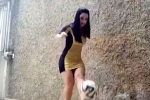 فتاة تتحدى الساحر رونالدينيو بالكعب العالي في مهارات كرة القدم