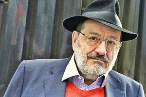 وفاة الروائي الإيطالي امبرتو إيكو عن 84 عاما 