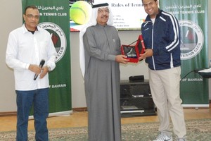 خميس المقلة يقدم الشهادات للمشاركين في الدورة التدريبية للحكام