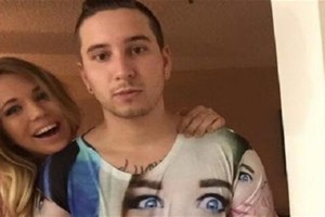 بالصورة... فتاة وجدت طريقة مبتكرة لتبعد النساء عن حبيبها