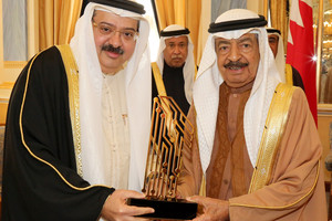 رئيس الوزراء يتسلم 'جائزة أفضل خدمة موبايل حكومية' من الرئيس التنفيذي لهيئة الكهرباء والماء