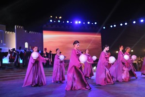 فرقة اورنينا تبهر الحضور افتتاح مهرجان الفجيرة