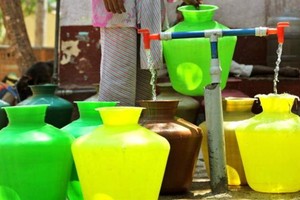 محتجون يقطعون المياه عن العاصمة الهندية