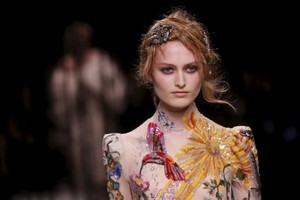 أزهار وفراشات مجموعة ألكسندر ماكوين 2016 تضيء أسبوع الموضة في لندن