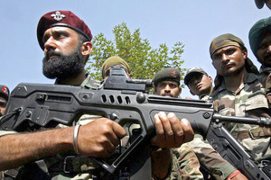 استمرار معركة نارية عنيفة في كشمير الهندية لليوم الثالث