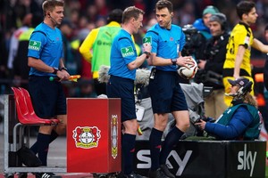 الحكم الألماني تسفاير يدافع عن قراره بإيقاف مباراة ليفركوزن ودورتموند