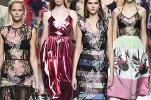 بالصور... أزياء مبتكرة في أسبوع الموضة بمدريد