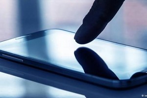 مكتب التحقيقات الاتحادي الأميركي يطالب أبل باختراق أكثر من عشرة هواتف آي فون