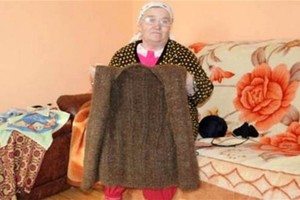 امرأة تحيك سترة من شعرها المتساقط