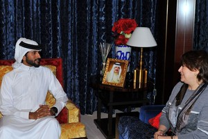 ناصر بن حمد يستقبل السفيرة المصرية ويناقش معها التعاون الشبابي والرياضي