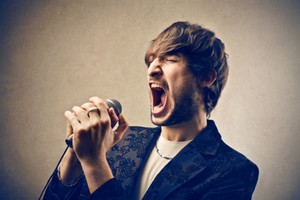 'تجميل الصوت'... موضة رائجة للبحث عن الشهرة 