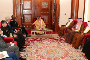 العاهل يبحث مستجدات الأوضاع الراهنة في المنطقة مع قائد القيادة المركزية الأميركية       