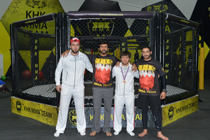 ناصر بن حمد وخالد بن حمد يستقبلان البطل المصارع آدم