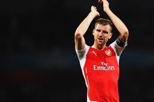 مرتساكر يأمل في التعافي من هزيمة برشلونة بالفوز على يونايتد