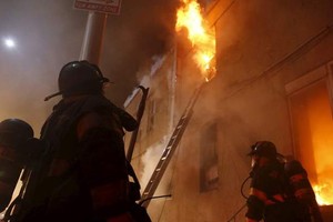 الملل يدفع رجل إطفاء إلى إشعال 30 حريقا عمداً