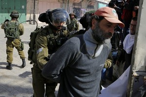 القوات الإسرائيلية تعتقل 33 فلسطينياً في الضفة الغربية