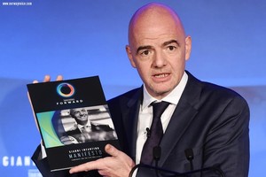 لمحة عن السويسري جياني انفانتينو المرشح لرئاسة الفيفا