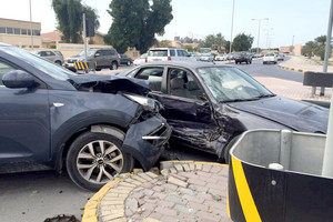 إصابة بحرينيين بتصادم مركبتين بتقاطع الإشارة الضوئية بالجنبية