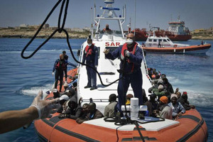 خفر السواحل الإيطالي ينقذ مهاجرين قبالة جزيرة يونانية