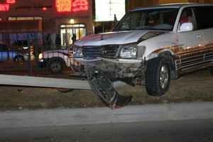 بالصور... إصابة بحرينية بعد سقوط عمود إنارة صدمته سيارة