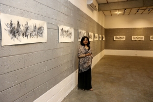 الفنانة إيمان أسيري: مآسي الحروب التي لا تتوقف أنتجت «جنون»