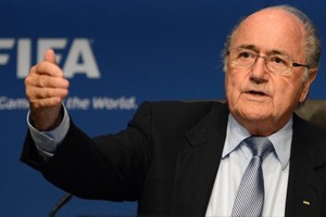 بلاتر يعرض المساعدة على إنفانتينو ويحذره من الأصدقاء