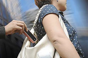 شابة متخصصة بسرقة الهواتف من الصالونات النسائية والحبس مصيرها