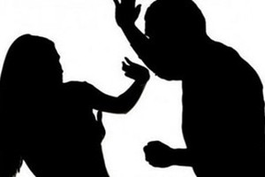 سبعينية خليجية 'تموّت' خادمتها جوعاً وتعذيباً