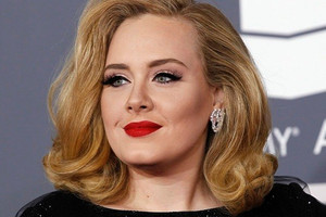 المغنية البريطانية أديل تواصل صدارتها لقائمة بيلبورد 200