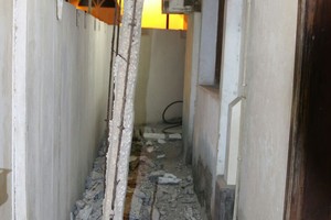 بالصور ... سقوط أجزاء من منزل آيل للسقوط بكرانة