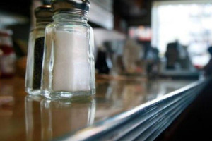 محكمة أميركية تعلق حكما بوضع تحذير من الملح في قوائم الطعام