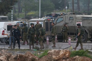 قوات إسرائيلية تعتقل 10 فلسطينيين في الضفة الغربية