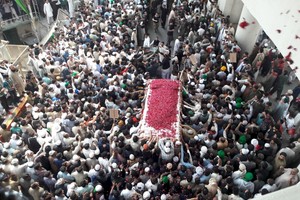 بالصور... حشود باكستانيين في تشييع 'ممتاز قادري' المعدوم شنقاً