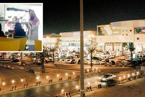 السعودية.. «عضو هيئة» يطرد فتاة من مطعم .. والمتحدث يلتزم الصمت