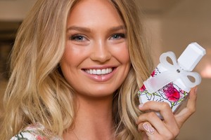 عارضة الازياءRomee Strijd  تقدم عطر 'فكتوريا سكريت' الجديد لربيع 2016