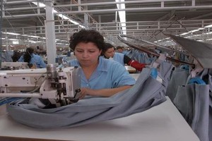 عاملات في تونس يتولين إدارة مصنع أعلن إفلاسه