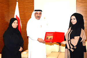 سالم الكواري يتسلم نسخة من كتاب 'المعاملة الجنائية للحدث في التشريع البحريني'