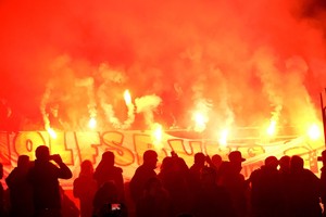 فولفسبورغ وهانوفر يخضعان للتحقيقات بسبب الألعاب النارية