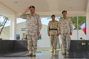 القائد العام يشهد حفل تخريج إحدى دورات التعبية المتقدمة للضباط بمركز تدريب قوة الدفاع الملكي