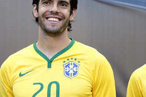 دونغا يستعين بخبرة كاكا في مباراتي السامبا أمام أوروغواي وباراغواي بتصفيات المونديال